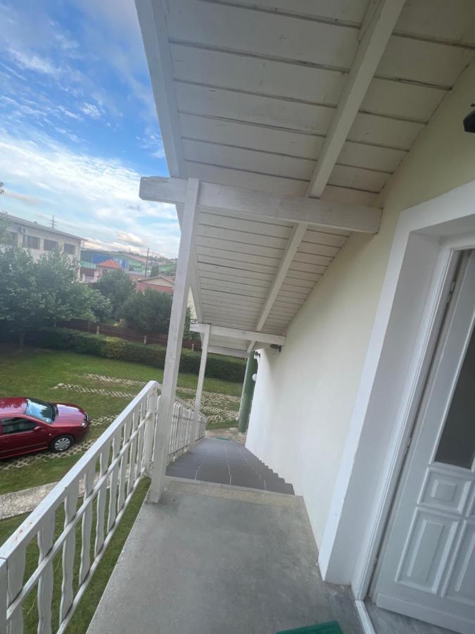 Gabe'S Nest Apartment Urom Exterior photo