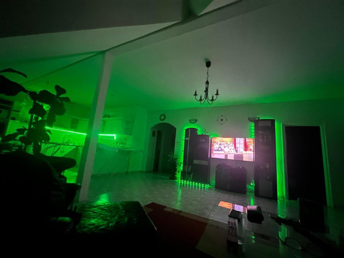 Gabe'S Nest Apartment Urom Exterior photo